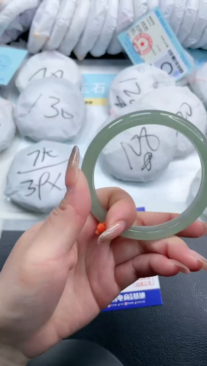 【闪购商品】石英质玉手镯未镶嵌8S100-63