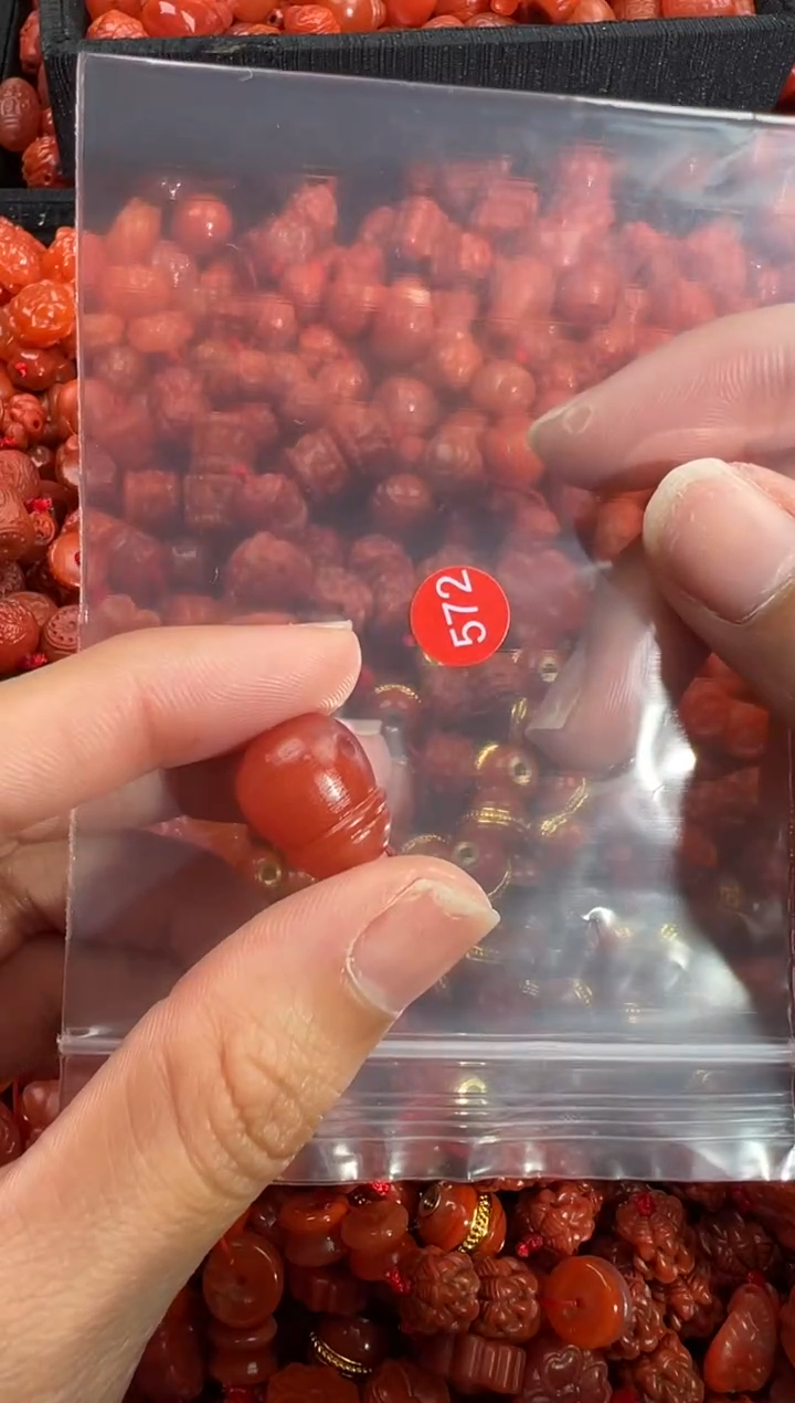 南红玛瑙未镶嵌颈饰1