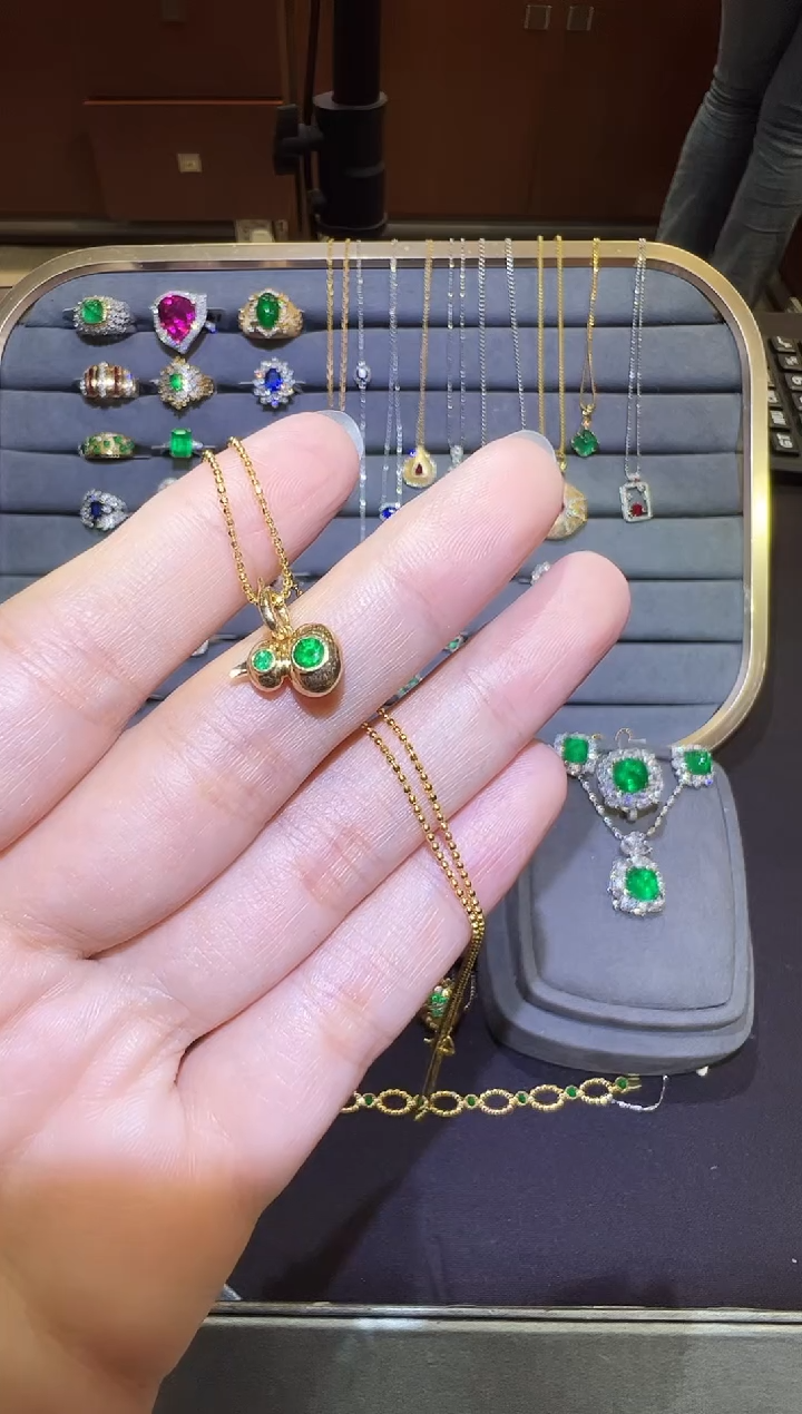 颈饰18K金镶嵌祖母绿0.14ct潘杰希尔