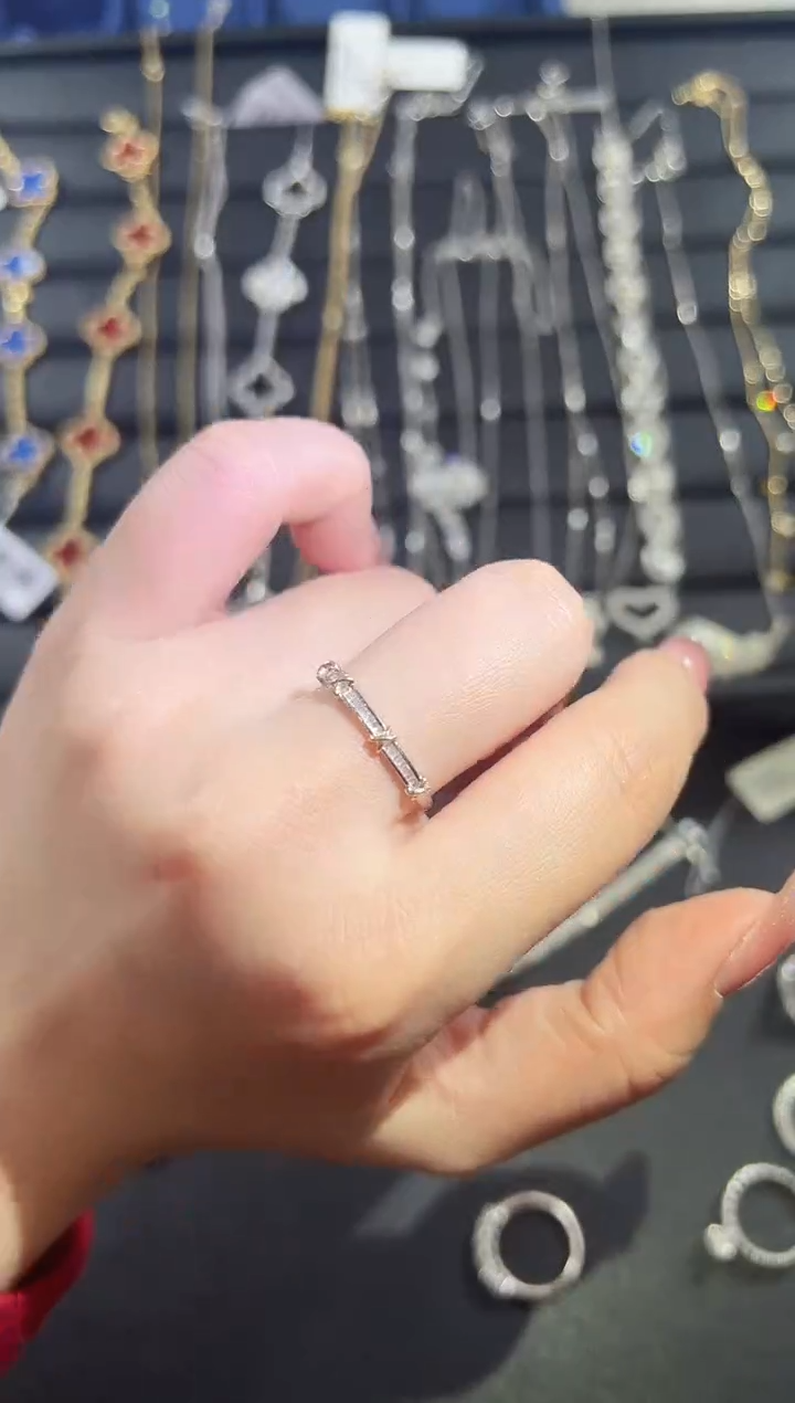 【闪购商品】钻石戒指18K金镶嵌力量排戒hgt