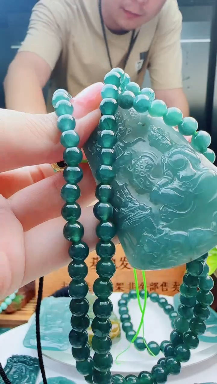 翡翠未镶嵌颈饰多样性发货其中一件