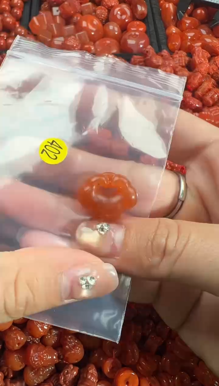 南红玛瑙未镶嵌颈饰1