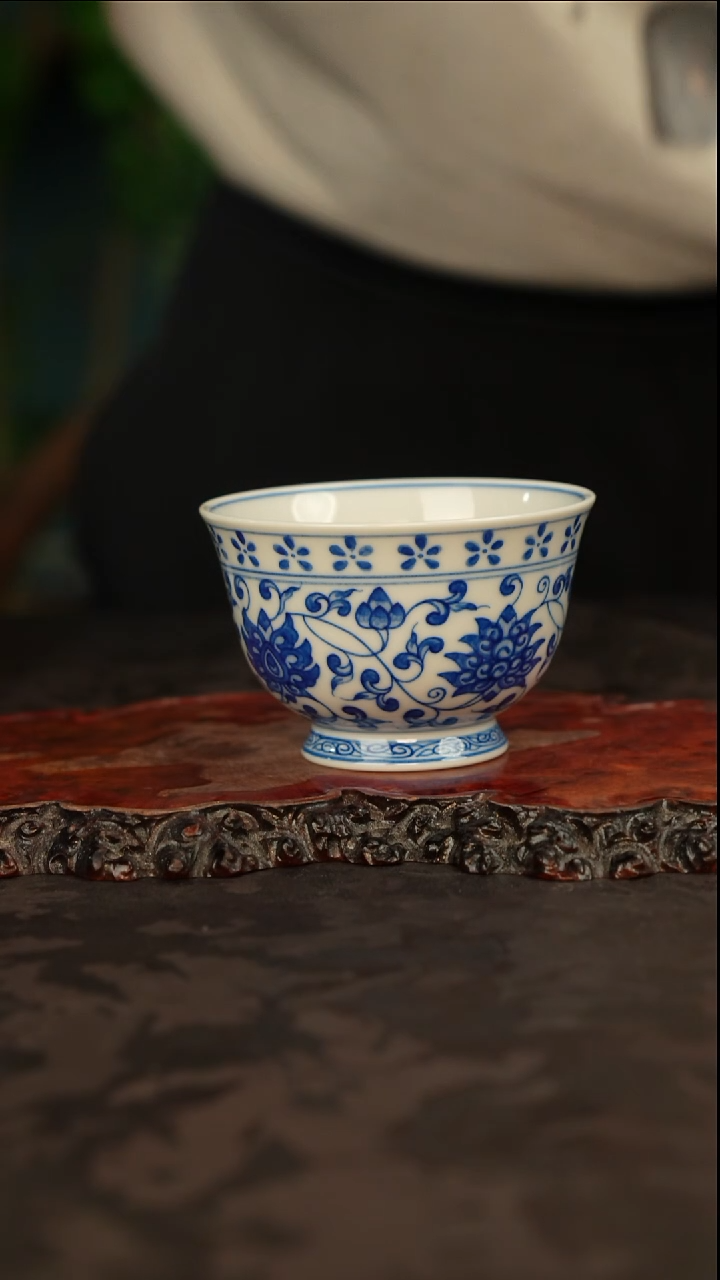 青花手绘缠枝莲主人杯