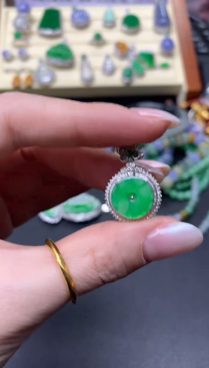 【闪购商品】翡翠吊坠(不含链)18K金镶嵌吊坠|6300+630