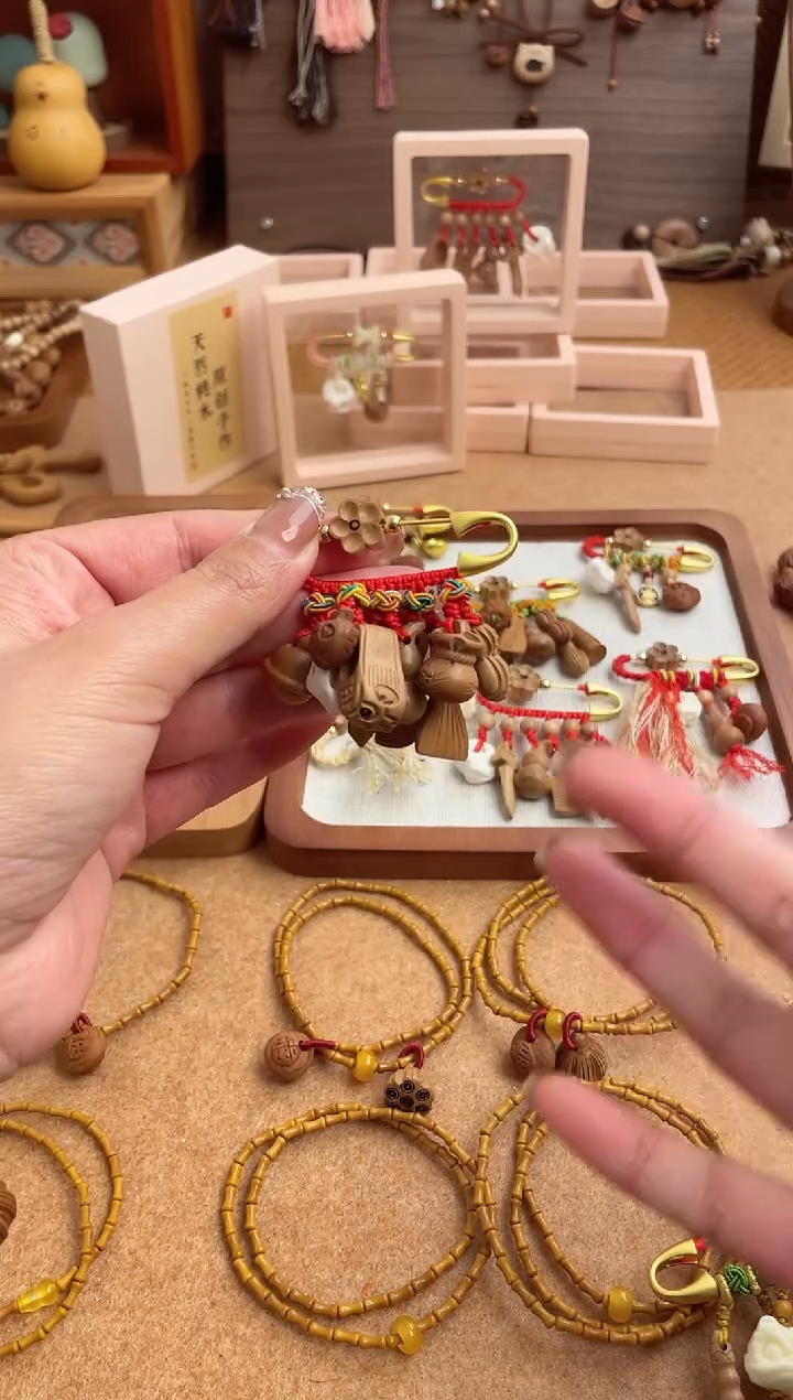 S***Z桃木原创别针十全红色款