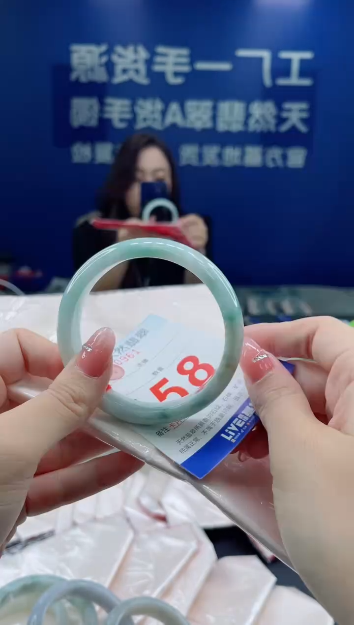 未镶嵌手镯翡翠天然翡翠手镯