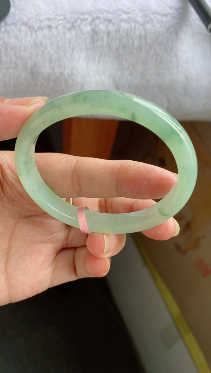 翡翠手镯未镶嵌（高货必买）冰胶宝石绿飘花贵妃8号