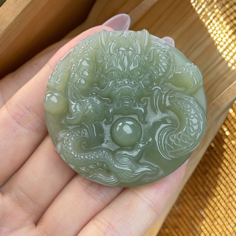 和田玉圆形山水龙牌