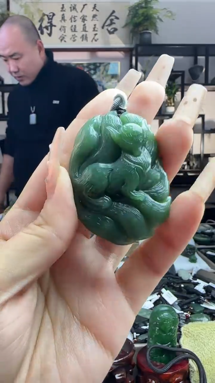 颈饰未镶嵌和田玉九尾狐