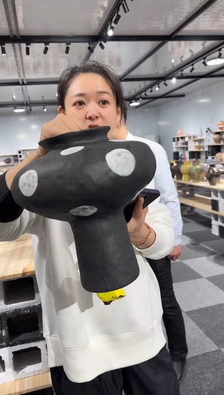 景德镇白色波点陶瓷瓶