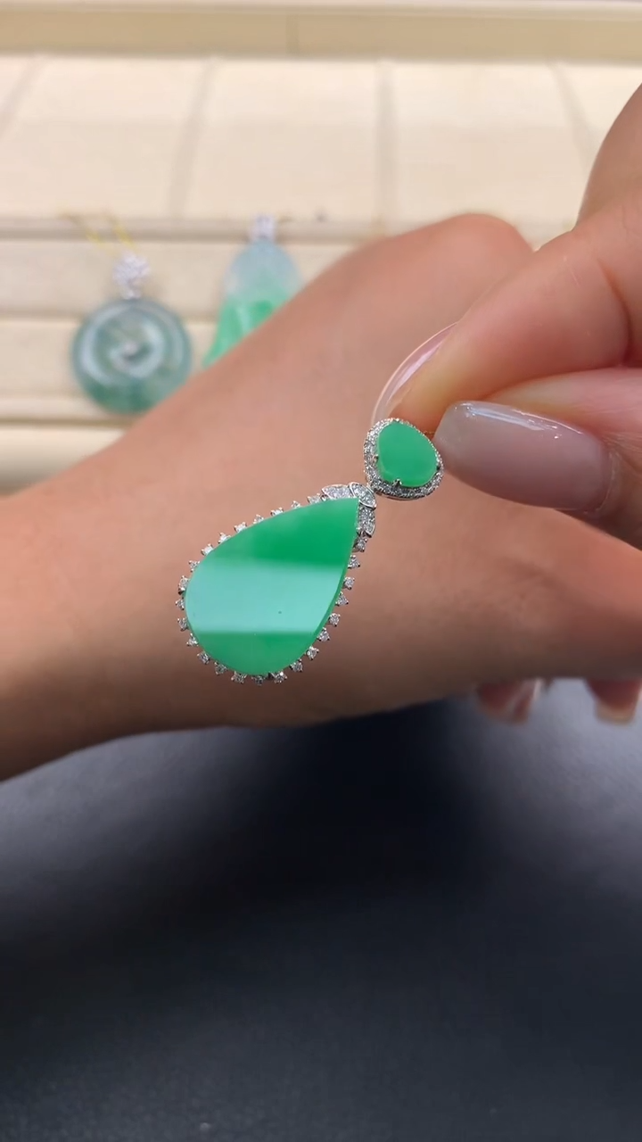 翡翠18K金镶嵌颈饰Q497