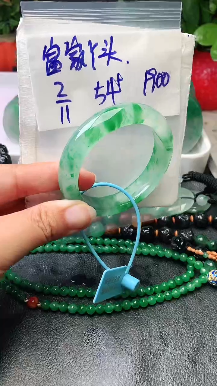 定制石英质玉（非洲翠）富****财手镯