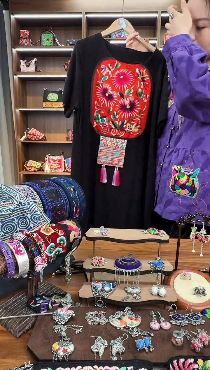 【闪购商品】织绣A23蒙阿苏苗绣传承