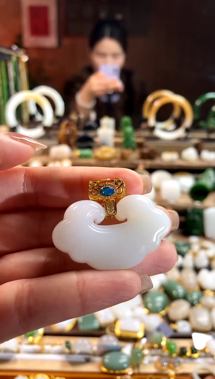 【闪购商品】和田玉吊坠18K金镶嵌。