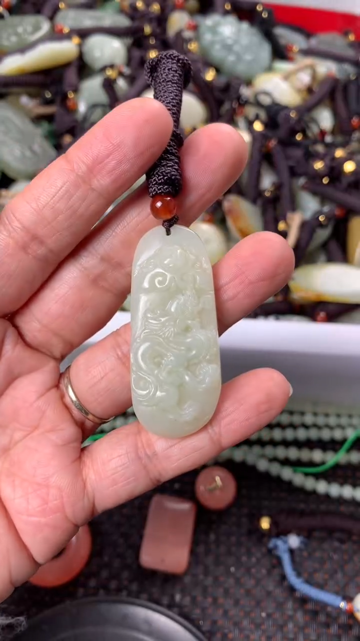 【闪购商品】和田玉颈饰未镶嵌多样性发货没有证书.拍一发一，有瑕