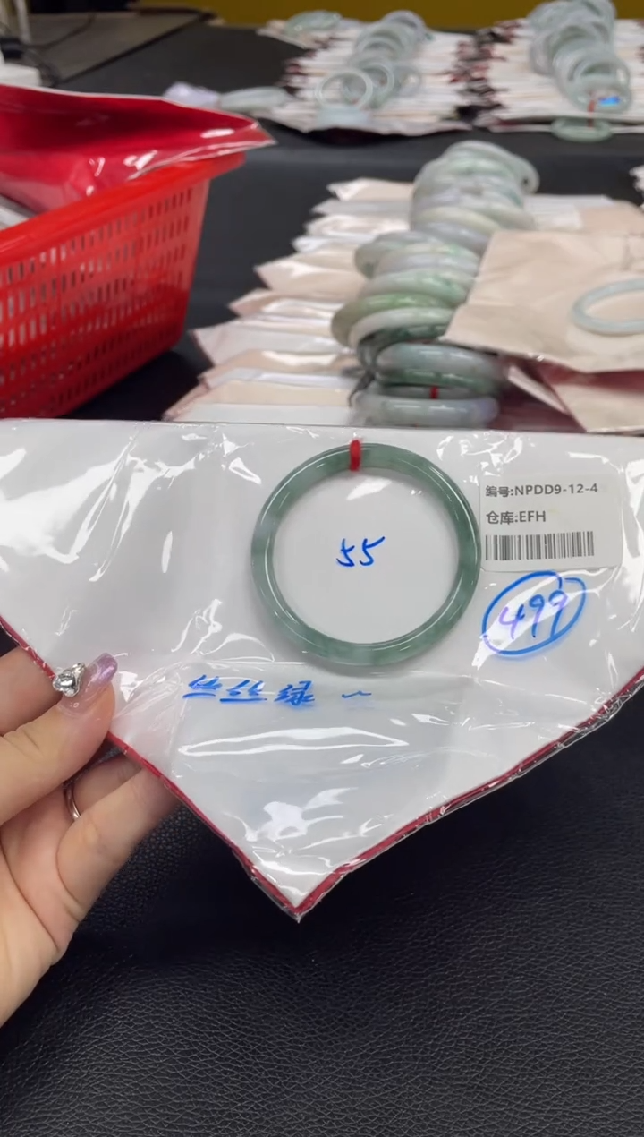 翡翠手镯未镶嵌翡翠手镯