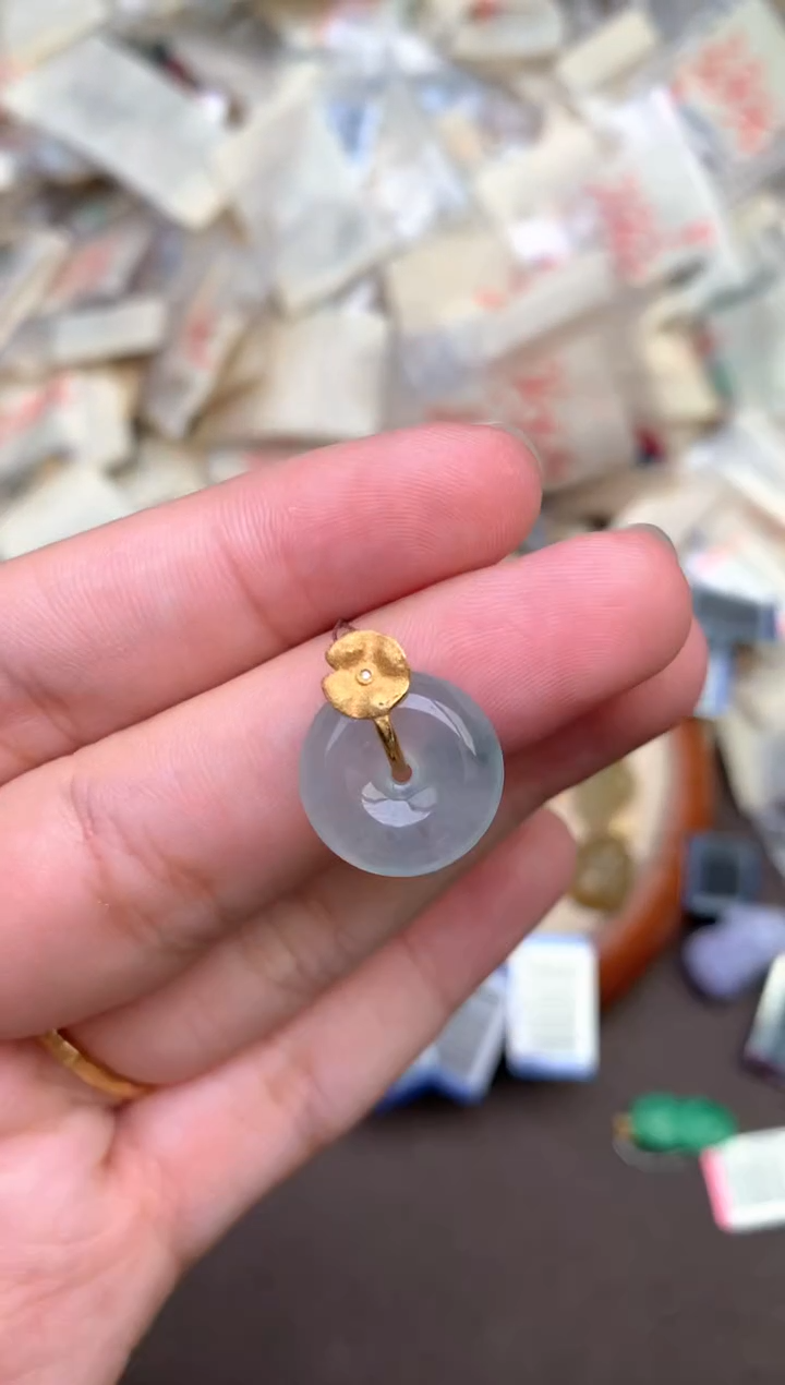 18K金镶嵌挂件翡翠— 