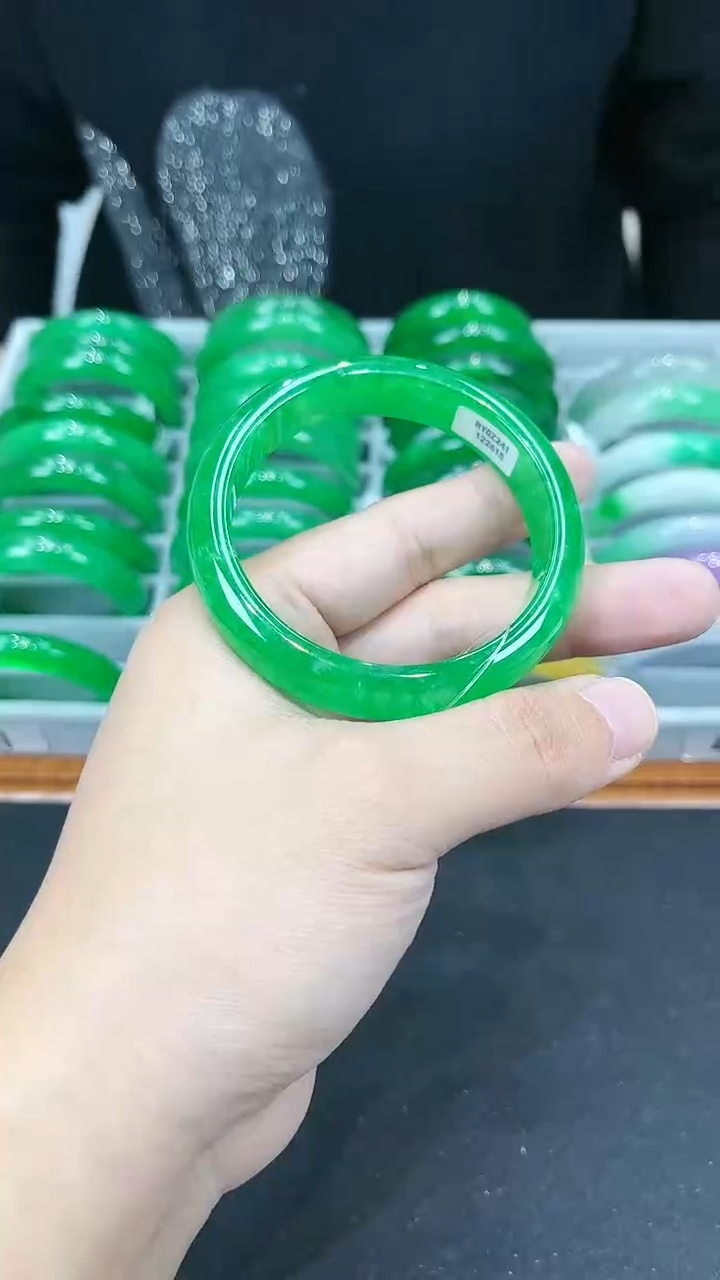 【闪购商品】砖雕s67 正阳绿手镯 圈口58