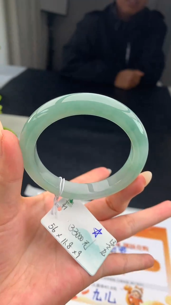 【闪购商品】翡翠手镯未镶嵌 #情人节#送礼，下单联系客服核对地址~