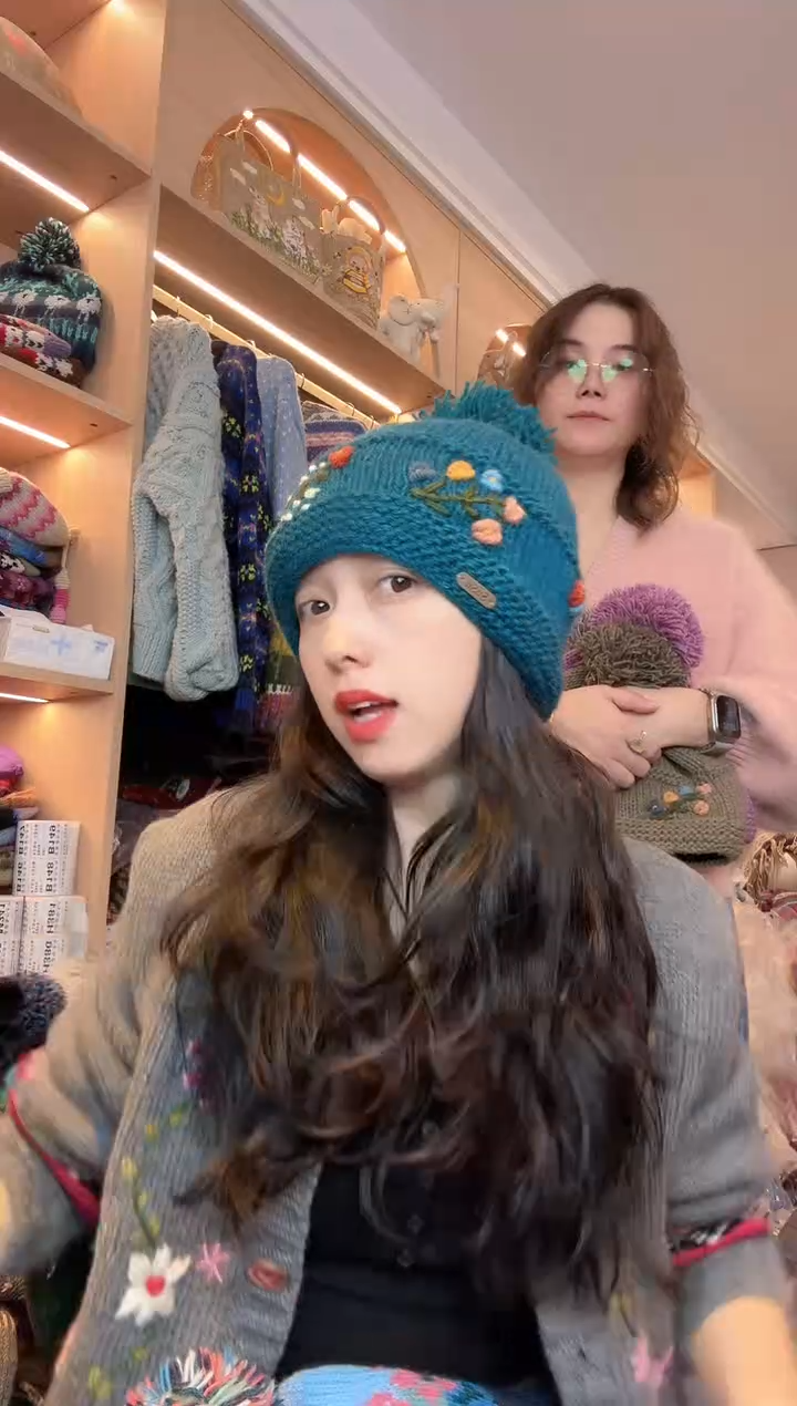 绵羊毛孔雀蓝刺绣单球帽