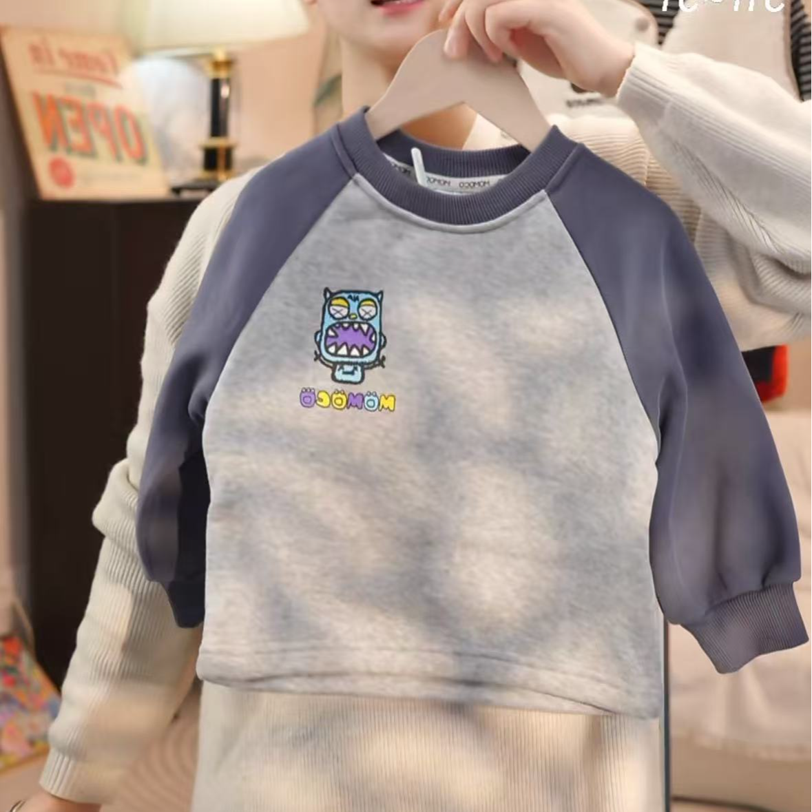 MOMOCO冬季新款男童潮流插肩袖时尚印花加绒圆领卫衣77430232019