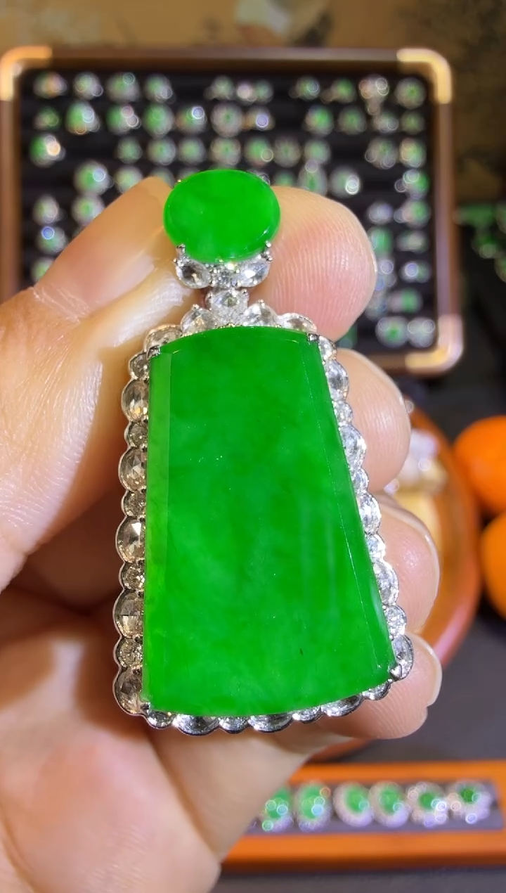 【闪购商品】翡翠吊坠(赠链)18K金镶嵌高冰正阳满绿无事牌吊坠