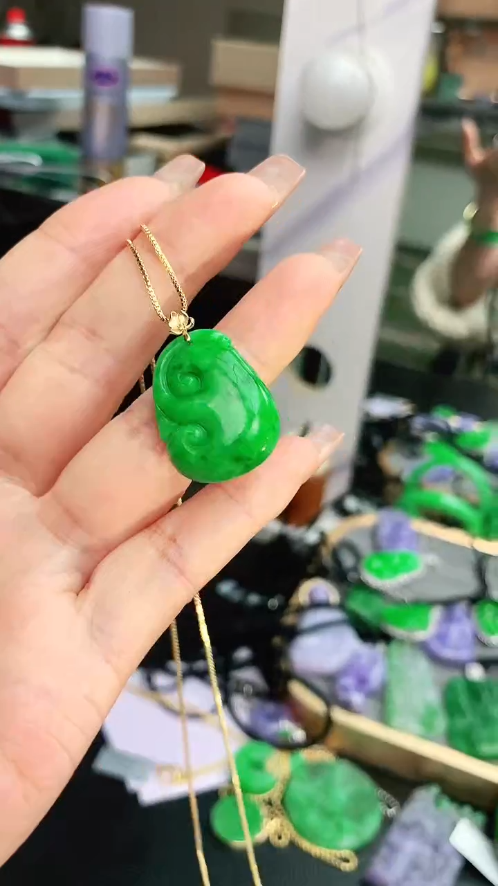 颈饰18K金镶嵌翡翠赠礼盒证书