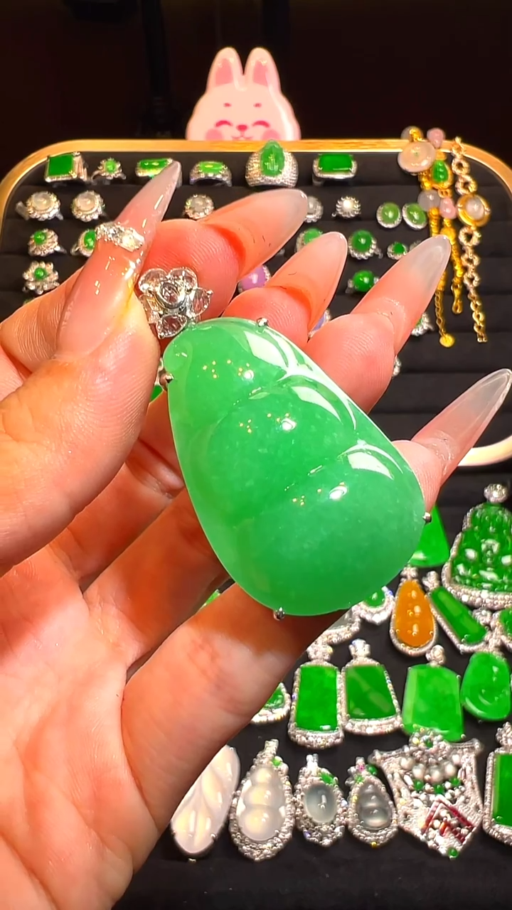 18K金镶嵌挂件翡翠吊坠