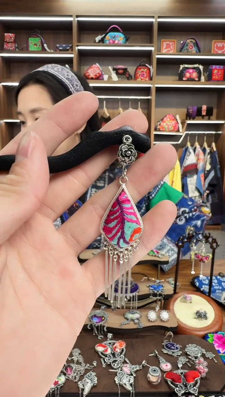 【闪购商品】织绣228蒙阿苏苗绣传承