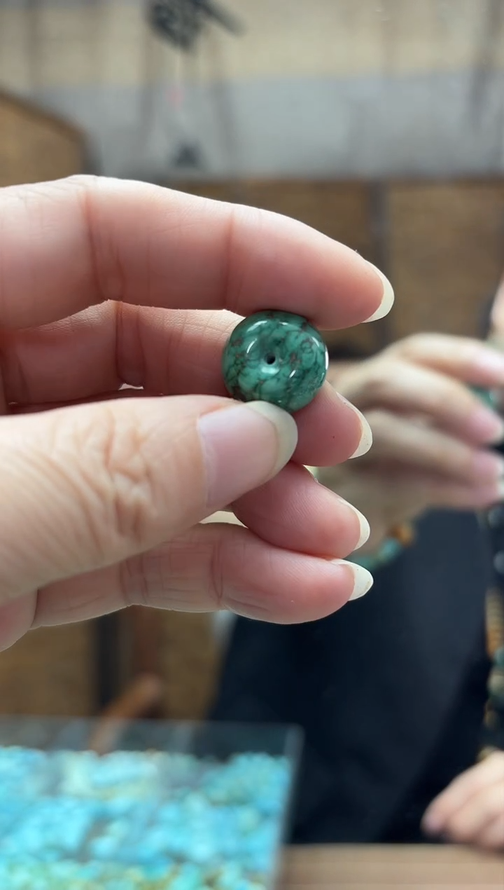 未镶嵌绿松石颈饰发一件