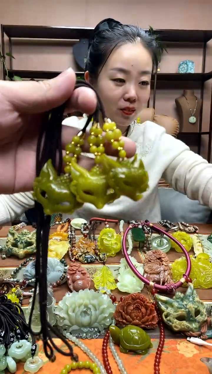 未镶嵌岫玉吊坠多样性发货发其中之一