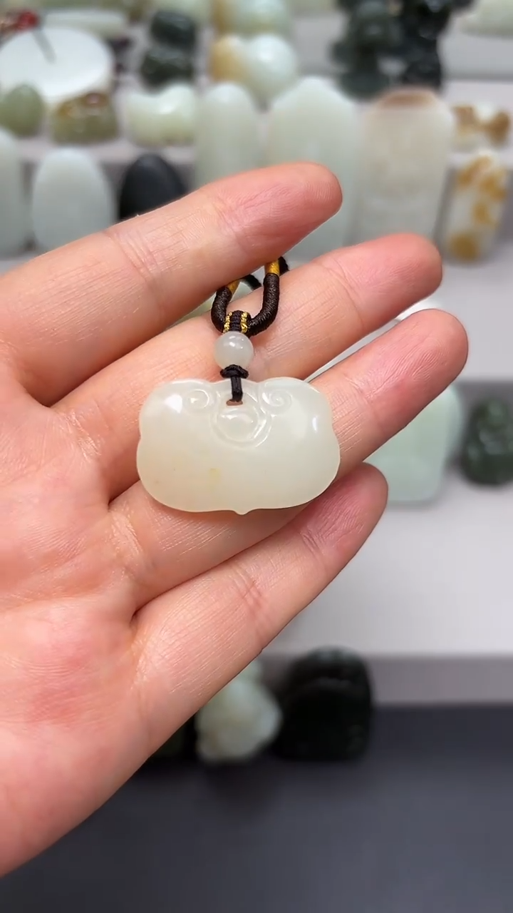 和田玉未镶嵌颈饰.