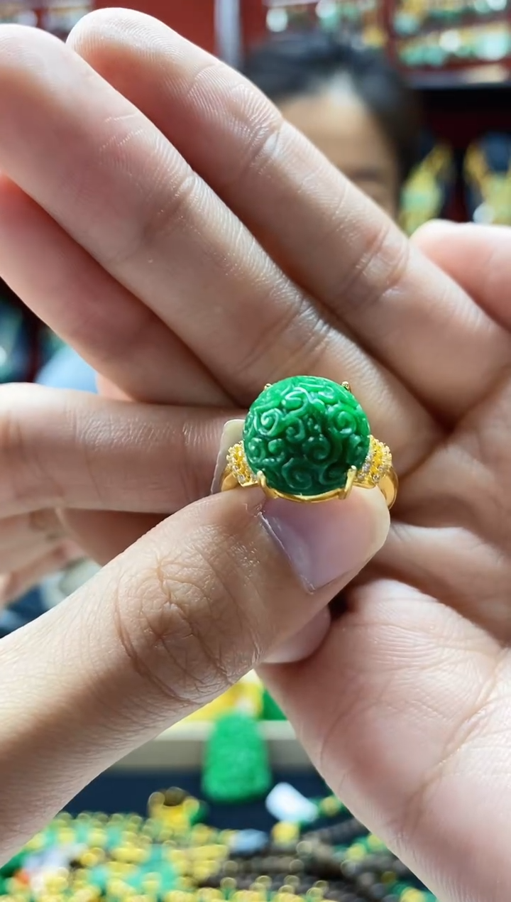 颈饰未镶嵌翡翠戒指