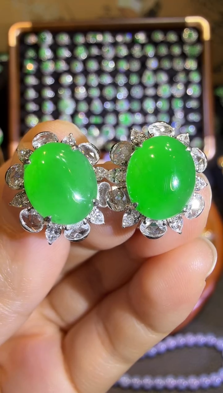 【闪购商品】翡翠耳饰18K金镶嵌高冰满绿鸽子蛋大耳包