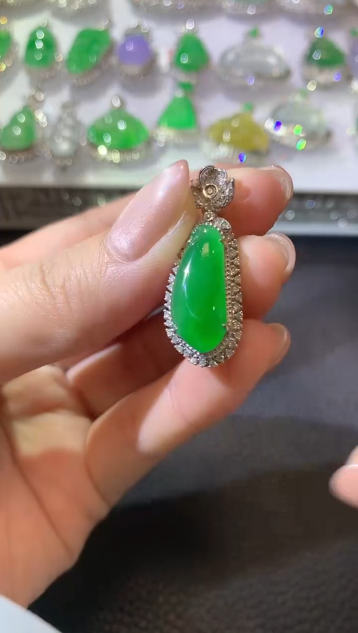 【闪购商品】翡翠吊坠(不含链)18K金镶嵌A56