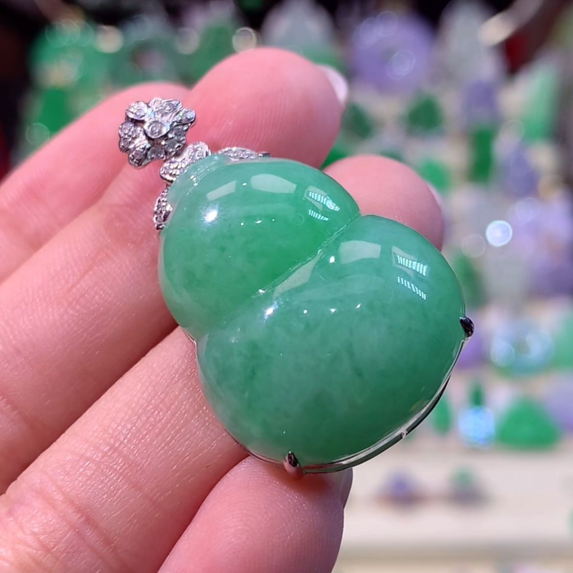 缅甸天然A货翡翠吊坠