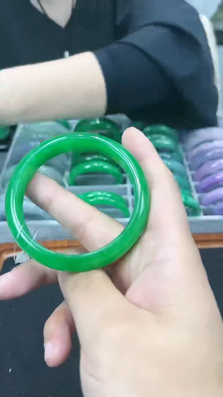 【闪购商品】砖雕h17 辣阳绿手镯 圈口59.5