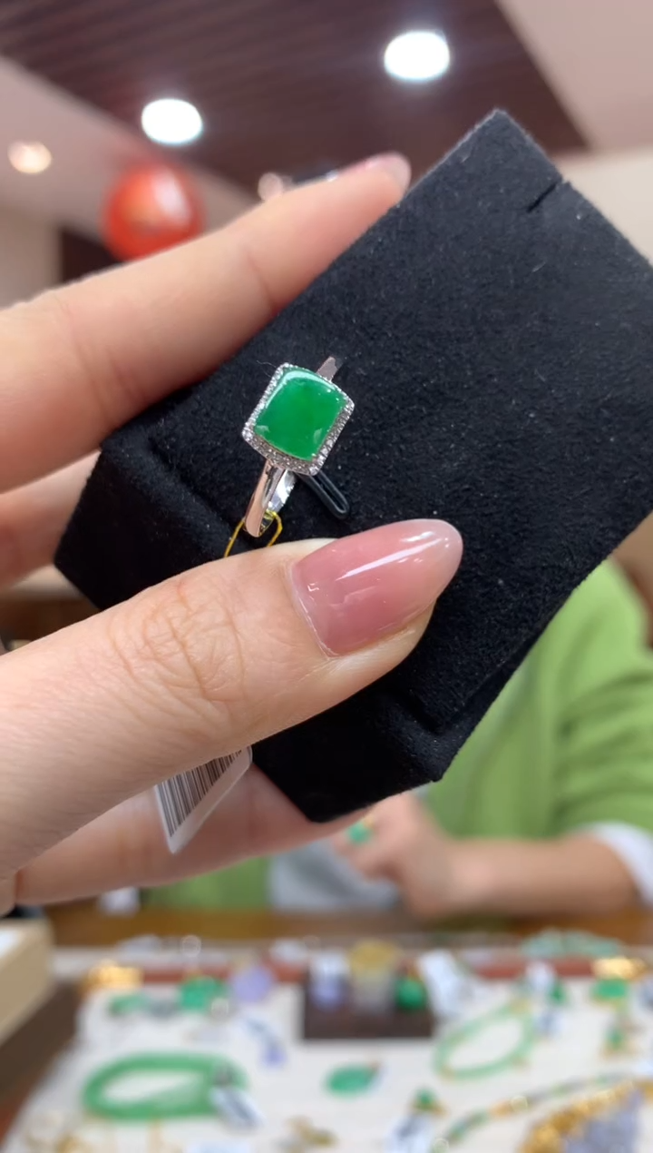 18K金镶嵌戒指翡翠戒指