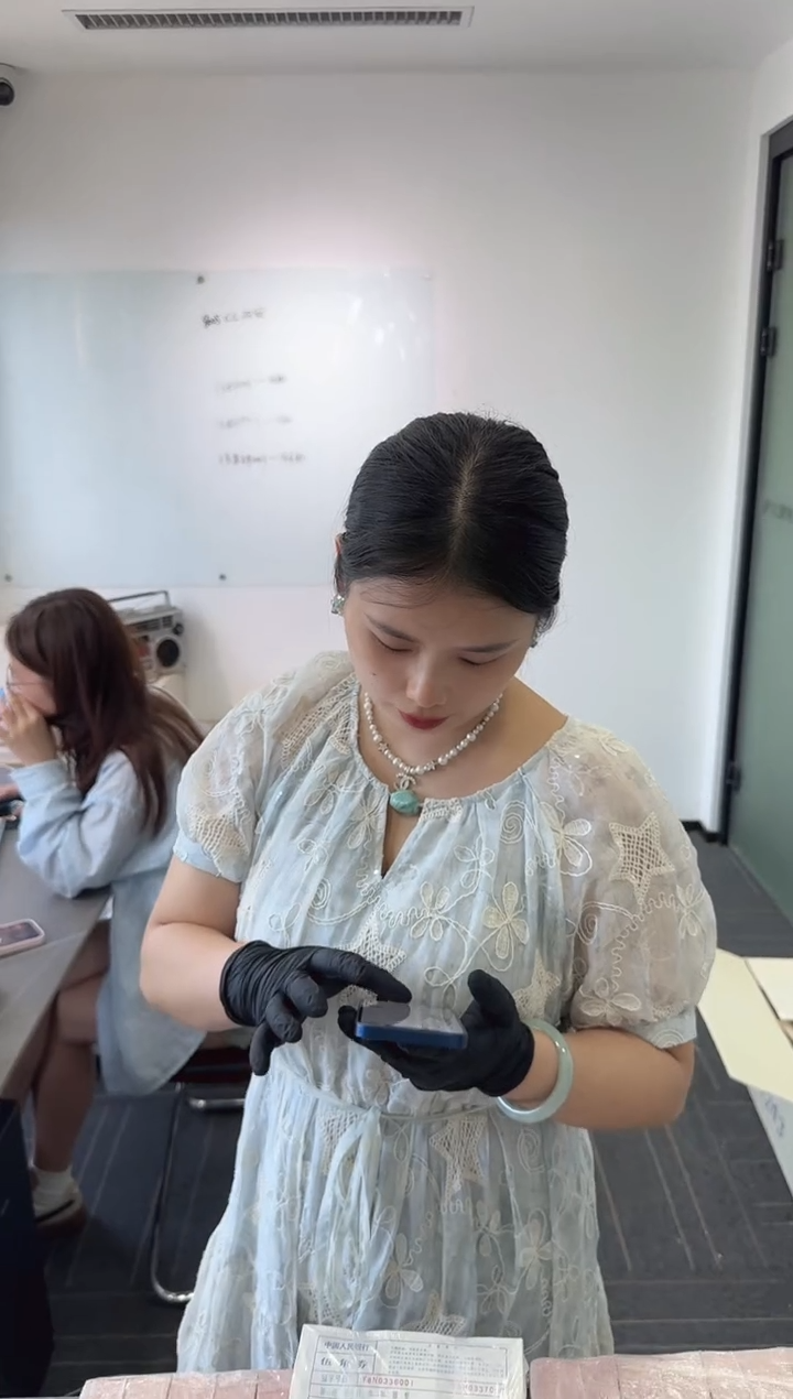 福利整刀百张连号 银行保真 黑美人 05 XU