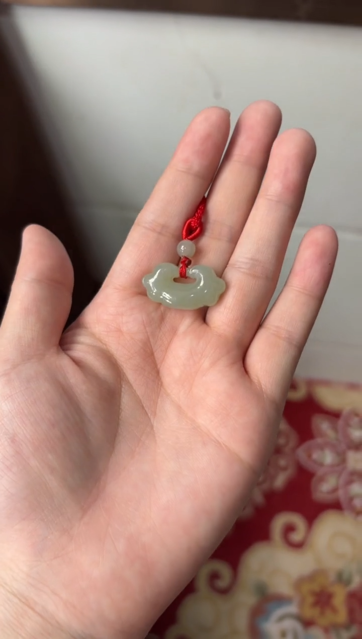 【闪购商品】和田玉吊坠(赠链)未镶嵌且末微色差近矿吊坠