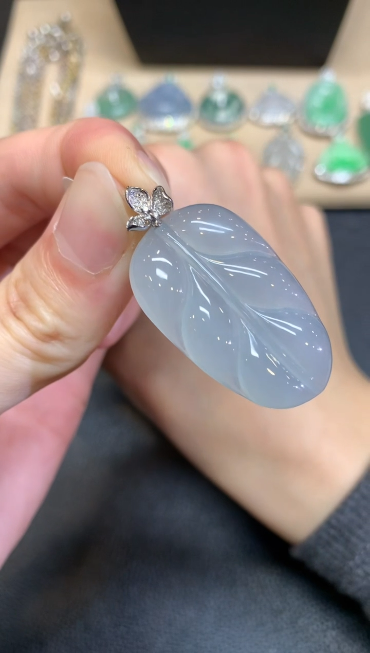 【闪购商品】翡翠颈饰18K金镶嵌叶子【无服务费】