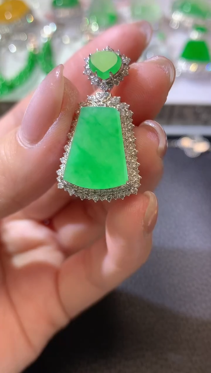 【闪购商品】翡翠吊坠(不含链)18K金镶嵌C41