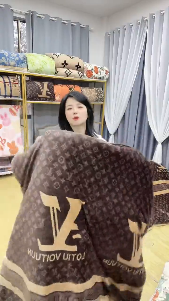 牛奶绒150*200深咖老花被子