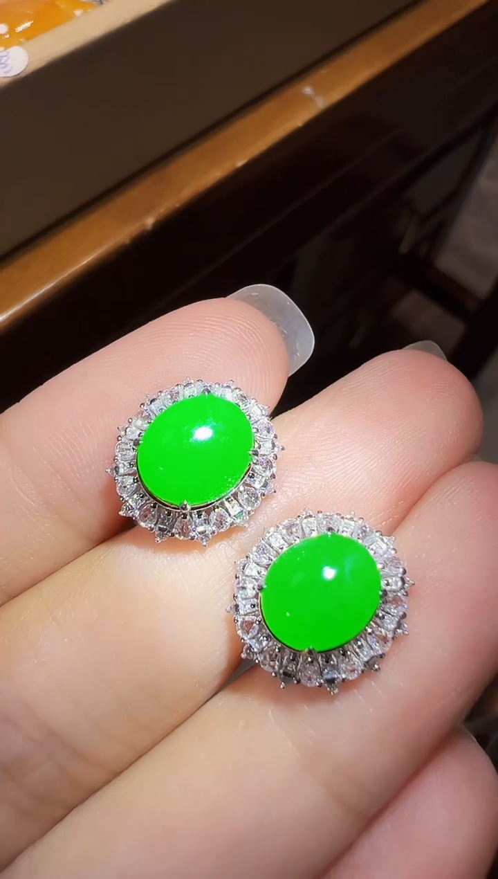 18K金镶嵌翡翠耳饰蛋面