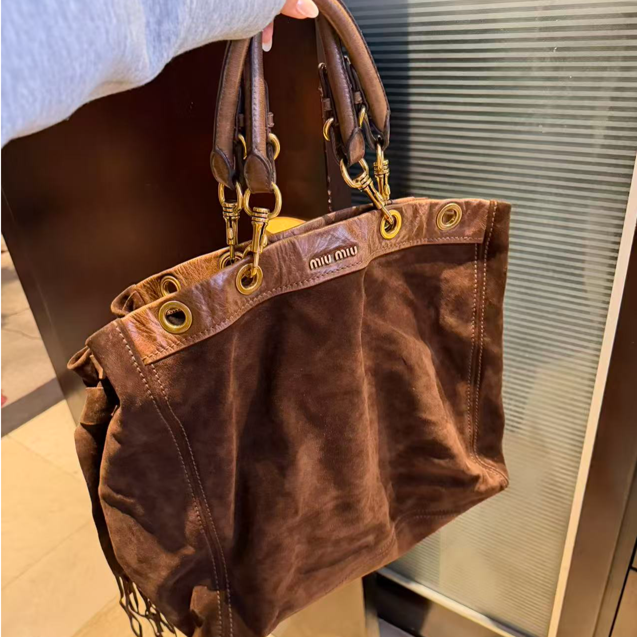 95新 MIU MIU/缪缪 展会外场！麂皮拼油蜡手柄流苏托特包