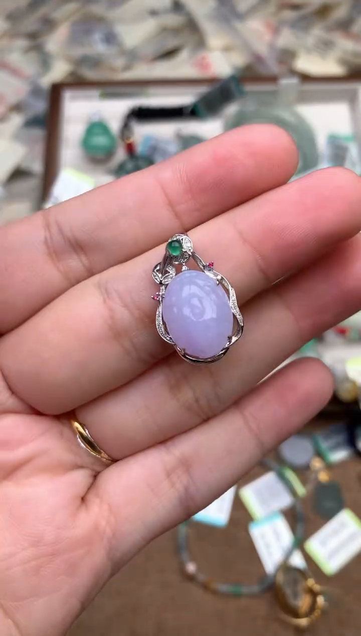 18K金镶嵌挂件翡翠1