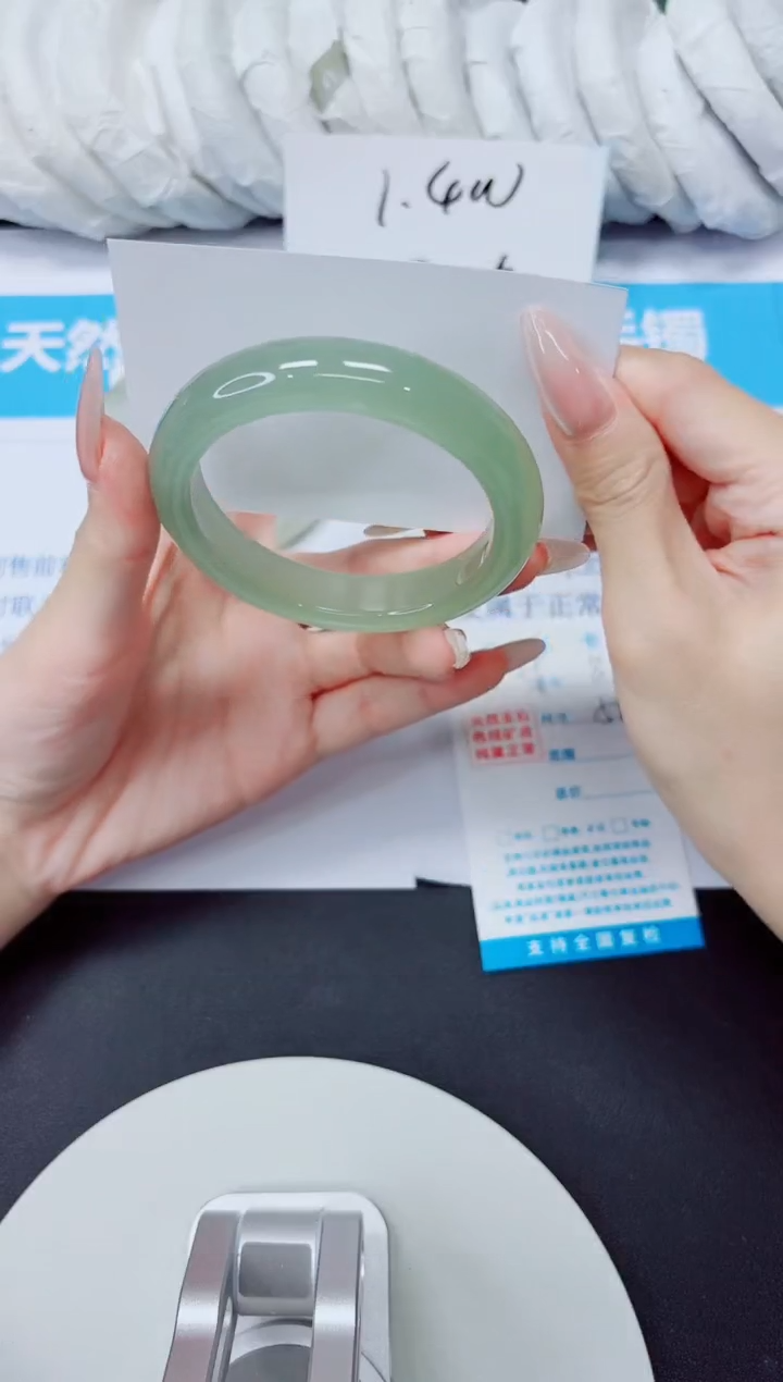 石英质玉手镯未镶嵌87/58AAA