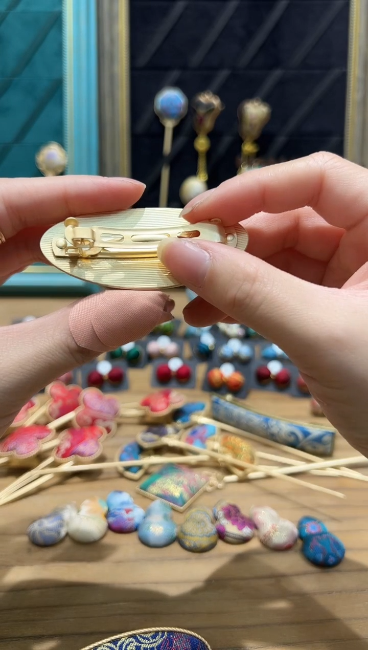 【闪购商品】【一物一拍专车】椭圆绿色发夹小花花