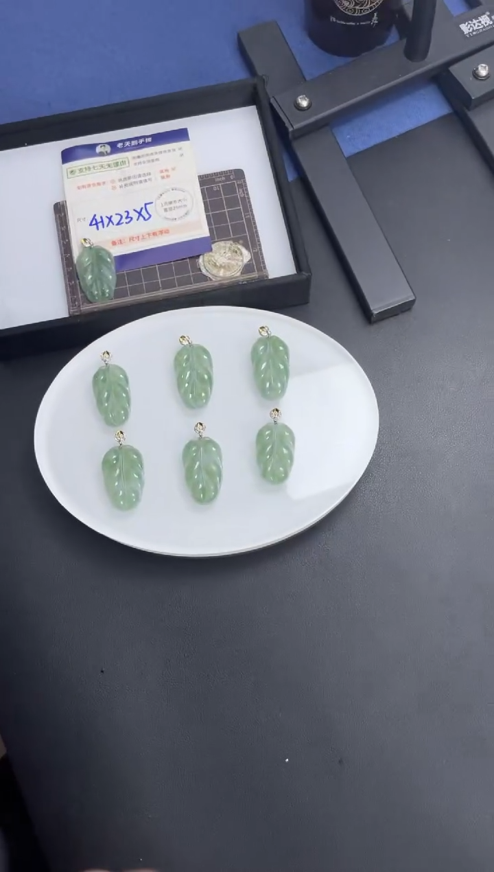 【闪购商品】翡翠挂件18K金镶嵌叶子FL27配绳/多样性发其一ZBCP