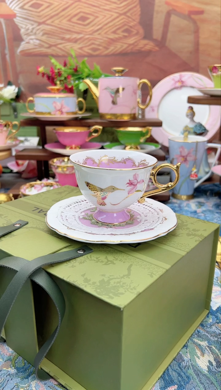 瓷片自然写生紫色大蜂鸟杯碟